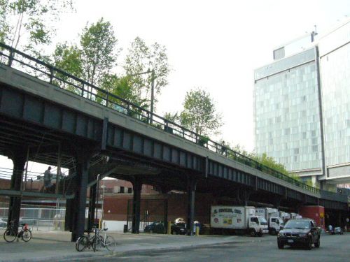 地上から見ると、まさしく高架そのもの