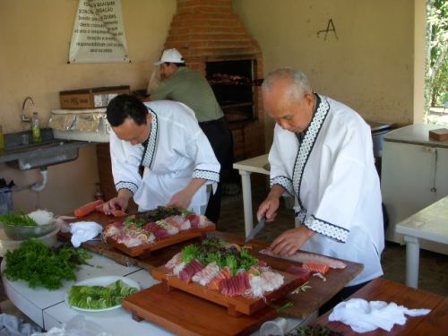 会場では職人さんが仕出しでたくさんのお造りを。後ろの方では肉を焼いている