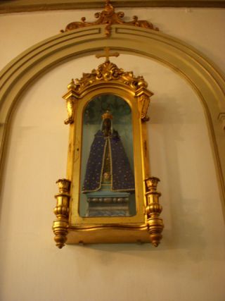 サンパウロのカトリック教会の壁にはアパレシーダの聖母像が見られる