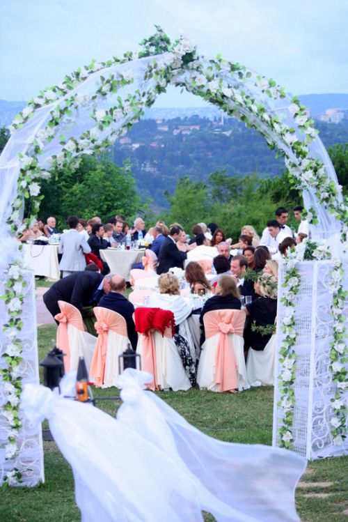 きれいに飾り付けがされた会場。トルコの結婚式は招待状に書いてある時間よりも1時間ほど遅く始まるのが普通
