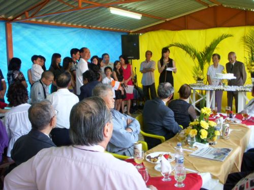 ブラジルでの結婚生活50年を迎えた尾崎さんご夫妻の金婚式。3世代が一同に集まって