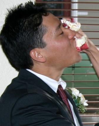 ケーキを顔で受けるかわいそうな主人。ごめんなさい