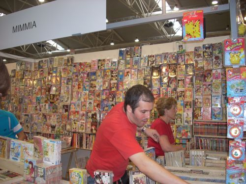 イタリア語の日本のマンガ本やDVDを販売するブース