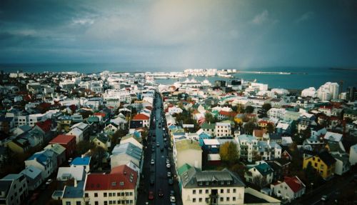 教会の上から見渡したこじんまりした市内の中心商店街