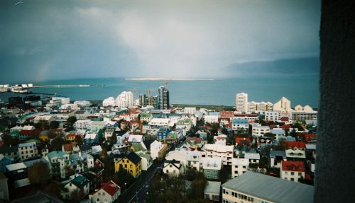 港に面する一角、空気がきれいなので視界が良いのが特徴。１キロぐらい先にある建物だと思ったものが実は３〜４キロ離れているということもあります