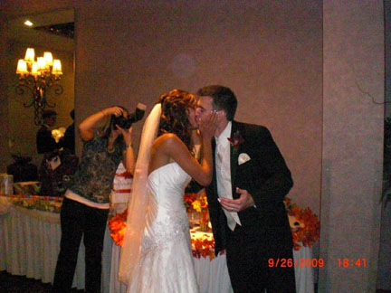 依頼に応え、皆の前でキスをする新郎新婦