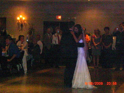 ちょっとみにくいですが、新郎新婦のファーストダンスです。ごらんの通り、２人きりで他の人はまだダンスフロアに上がっていません