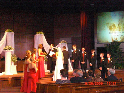 赤いドレスを着ているブライズメードと赤いネクタイをしているグルームズメンは結婚式に色を添えながら花嫁さんと花婿さんの立会人になっています