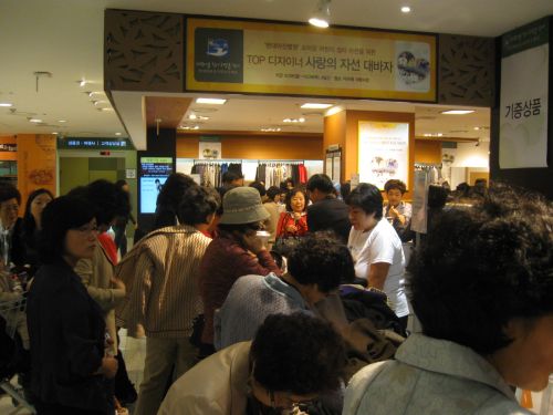 デパートのセールコーナー。人ごみを恐れるどころかマスクをしている人もいません