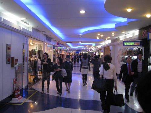 アジア最大級のショッピングモールＣＯＥＸでもマスクをしている人はいません