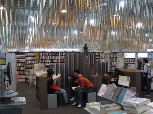 ゴージャスな雰囲気の本屋の椅子