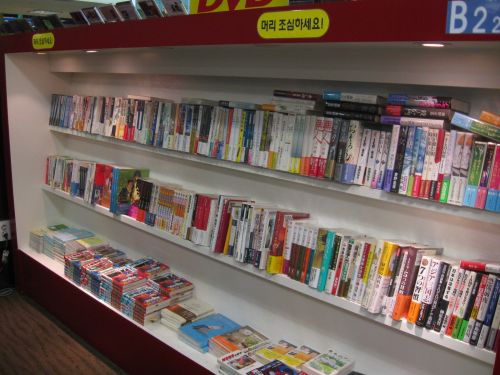 日本の本も高いけどたくさんあります。