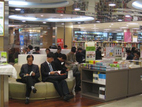 こちらは違う本屋。ソファーもあります