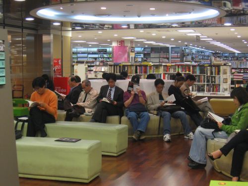 病院や銀行の待合室かというほどたくさんの椅子が用意されています