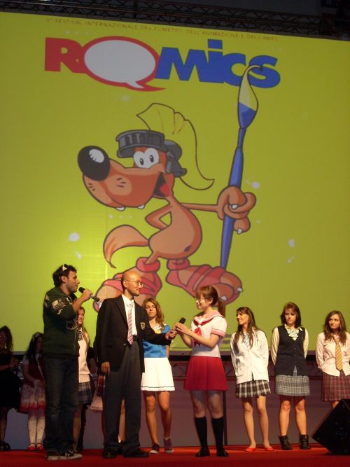 日本の女子学生の学生服のファッションショー