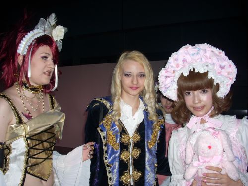 青木美沙子さんと、コスプレ選考会に参加したコスプレヤー