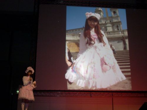 原宿ゴシック＆ロリータファッションを紹介する青木美沙子さん