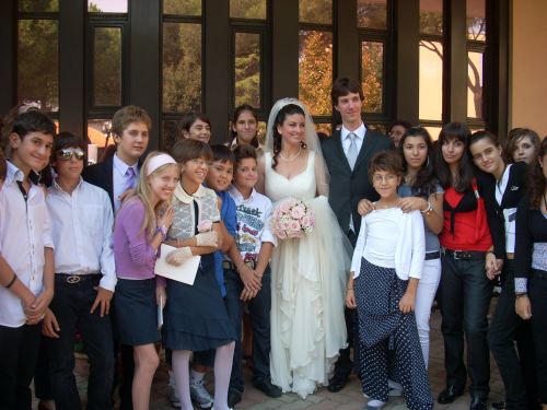 長男の中学の数学女教師の結婚式、新郎新婦を囲む生徒達
