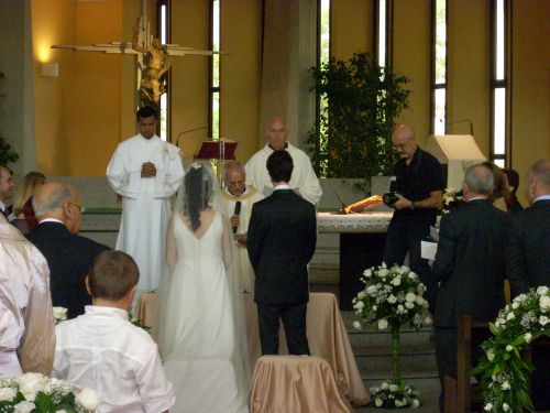 教会にて宣誓する新郎新婦