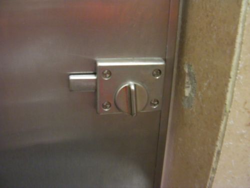 設置ミスで、鍵を閉めると鍵穴とは反対側にバーが伸びます。意味なし…