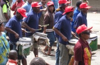 油の空き缶で出来ているドラム