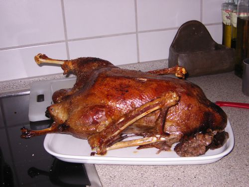 突き出ている骨が少し気になりますが、焼きあがったガチョウの皮はパリっとしていて美味しいです