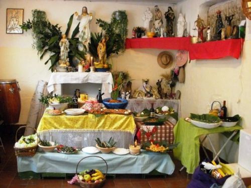 ウンバンダの礼拝所で聖像の前に供えられた料理