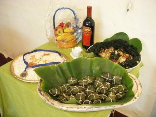 トウモロコシ料理にメダルやアクセサリーがかけられた料理や葉っぱで包まれた料理