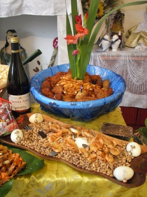 卵にもキンキラのアクセサリー。生け花のように花が添えられた料理