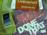 先日献血したときの処遇品、毎回恒例のデザインTシャツに加え、クリスマス時期限定でお菓子の袋もいただきました。以前にはクリスマス時期にチョコレートやリーセベリ遊園地の入場券をいただいたこともあります