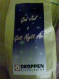 お菓子の袋に書かれている文字、God jul och Gott nytt år　英語で言う、Merry Christmas and A happy new year です
