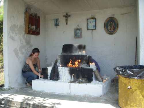 ロウソクに火をともす人