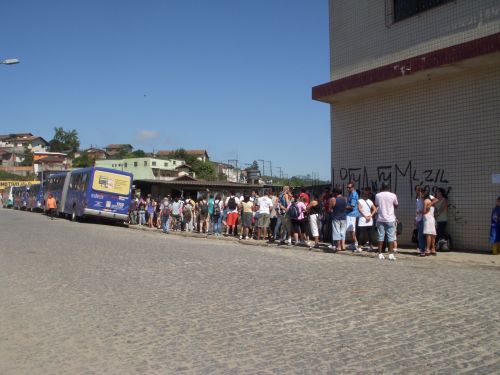 2日はいつもの3倍近くの行列ができていたパラナピアカーバへ向うバス