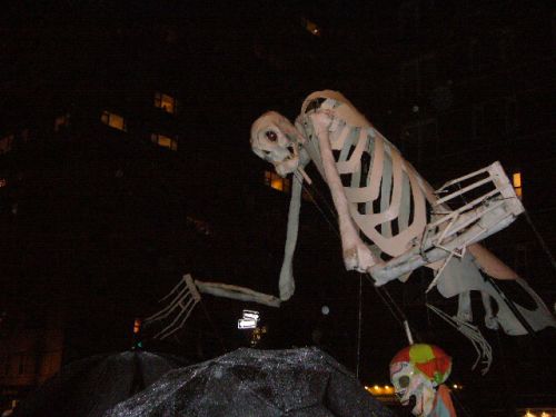 巨大なガイコツが暗闇に浮かびます