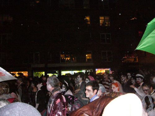 ゾンビの集団。機敏に踊ります