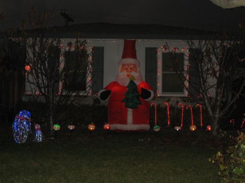 空気で膨らませるサンタクロースの人形が飾られてます