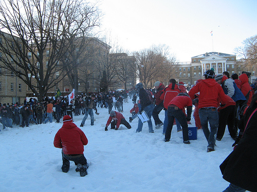大学生が授業のかわりに雪合戦をしました
