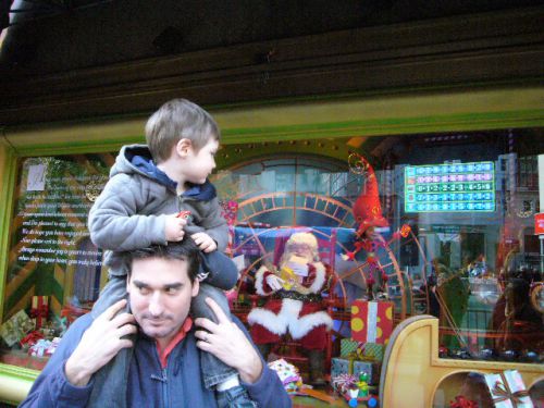 ウィンドーのサンタに釘付けの子供