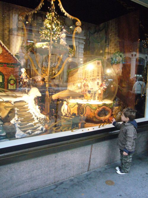 ウインドーにうっとりの男の子