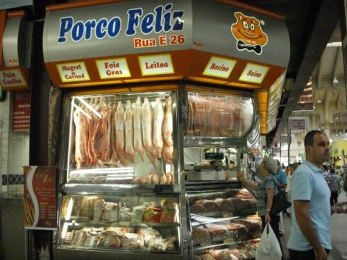 市立市場の肉屋さんで吊るされて販売されている子豚