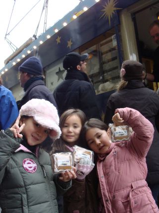 お土産にもらったレブクーヘンを見せてくれる子供達