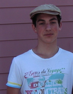 ファビー君は６年間日本語を勉強していて去年３ヶ月日本に留学しました。ベネズエラ人のお父さんとスペイン語がぺらぺらカナダ人のお母さんと家でスペイン語で話しています