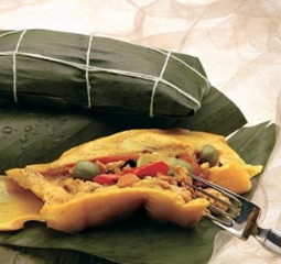ハヤカは、具をコーンミールのトルティアの中に入れてバナナのはっぱに包んで蒸します