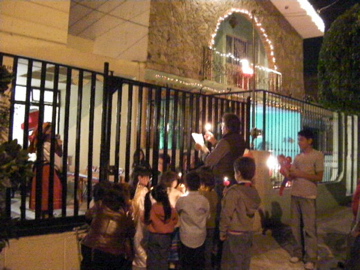 門の外と中とで、歌を掛け合います。