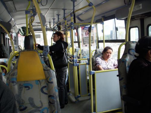 バスでビリェッテ・ウニコで料金を支払う様子