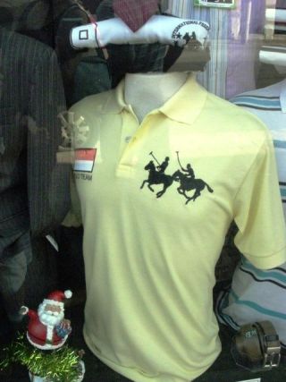 二つのポロのマークとモナコの国旗柄のワッペンが付いたポロシャツ