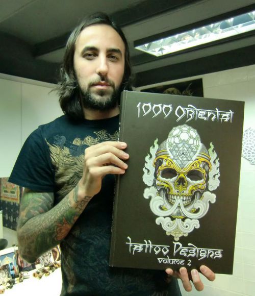 「オリエンタル・タトゥーデザインズ２」彼は大きいので本が小さく見えます