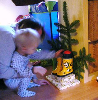 長靴の中にはリンゴやミカン、チョコレートが入っています