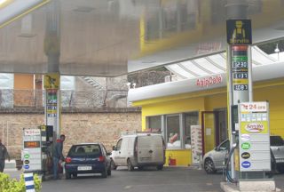 セルフサービスとサービス式の注入場所が分かれているスタンド