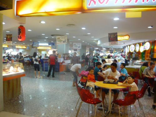 週末は家族連れで賑わうフードコート。赤提灯は日本料理ブース。